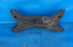 Подрамник двигателя для Mitsubishi Outlander 2011 года на фотографиях