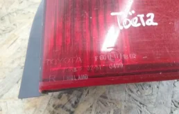 Фонарь правый для Toyota Corolla 2004 года на фотографиях