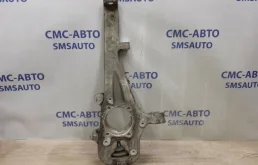 Кулак поворотный правый для Mercedes-Benz M class 2013 года на фотографиях