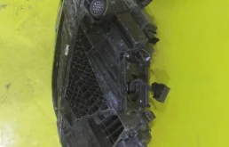 Фара правая для Audi Q7 2015 года на фотографиях