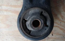 Качающийся рычаг правый для Suzuki Grand Vitara на фотографиях