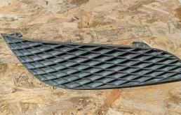 Решетка переднего бампера правая нижняя для Opel Astra 2011 года на фотографиях