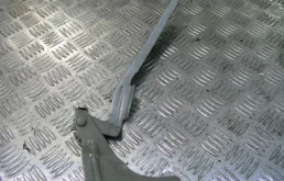 Петля капота правая для Nissan Note 2009 года на фотографиях