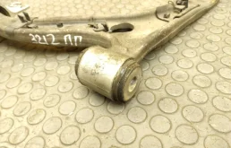 Усилитель переднего бампера для Mercedes-Benz CLA class 2014 года на фотографиях