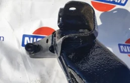 Подрамник двигателя для Nissan Almera Classic 2009 года на фотографиях