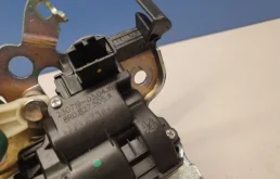 Замок багажника для Skoda Rapid 2014 года на фотографиях