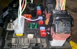 блок предохранителей под капотом l11 для Peugeot 307 Хэтчбек 5dr 2000-2009