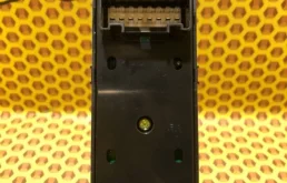 Блок управления стеклоподъемниками для Hyundai Solaris 2014 года на фотографиях