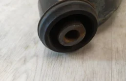 Рычаг передний правый нижний для Mitsubishi Pajero 2007 года на фотографиях