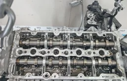 Двигатель без навесного для Kia Carnival 2022 года на фотографиях