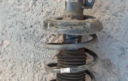 Амортизатор передний правый для Opel Insignia 2017 года на фотографиях