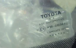 Лобовое (ветровое) стекло для Toyota RAV4 на фотографиях