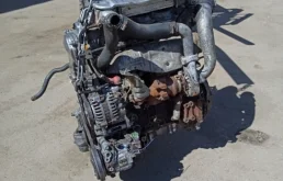 Двигатель для Nissan X-Trail 2001 года на фотографиях