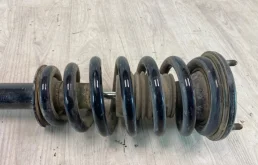 Амортизатор для Mitsubishi Pajero 1999 года на фотографиях