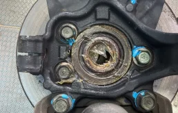 Кулак поворотный левый для Nissan Tiida на фотографиях