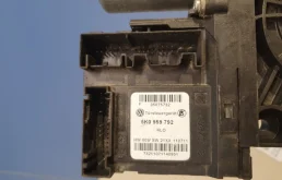 Мотор стеклоподъемника передний левый для Volkswagen Touran 2005 года на фотографиях