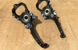 Кулак поворотный правый для Lexus LX 2003 года на фотографиях