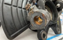 Кулак поворотный правый для Mercedes-Benz M class 2001 года на фотографиях