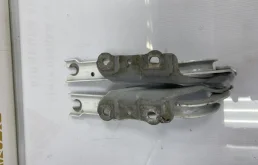 Петля капота правая для Skoda Rapid 2013 года на фотографиях