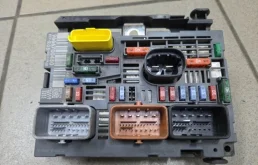 Блок предохранителей под капотом для Peugeot Partner Фургон 2008-2015