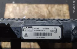 Радиатор охлаждения ДВС для Volkswagen Golf 2000 года на фотографиях