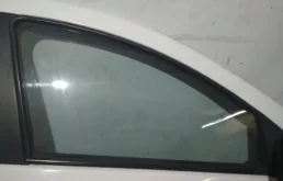 Стекло двери переднее правое для Renault Logan 2012 года на фотографиях