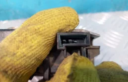 Замок багажника для Opel Astra 2011 года на фотографиях