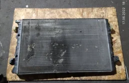 Радиатор охлаждения ДВС для Volkswagen Golf 2000 года на фотографиях