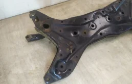 Подрамник двигателя для Mitsubishi Outlander 2011 года на фотографиях