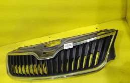 Решетка переднего бампера для Skoda Rapid 2015 года на фотографиях