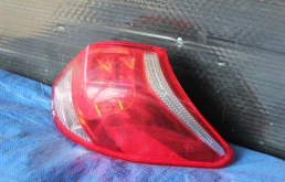 Фонарь внешний правый для Toyota RAV4 на фотографиях