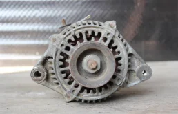 Генератор для Toyota RAV4 2000 года на фотографиях