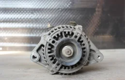 Генератор для Toyota RAV4 2000 года на фотографиях