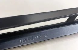 Поводок лобового стеклоочистителя правый для Audi Q7 2007 года на фотографиях