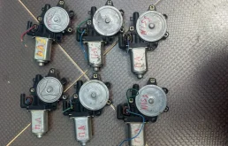 Мотор стеклоподъемника передний левый для Nissan Almera Classic на фотографиях