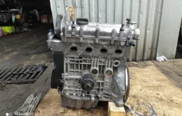 Двигатель без навесного для Volkswagen Polo 2003 года на фотографиях