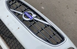 Решетка радиатора для Volvo S60 2010 года на фотографиях