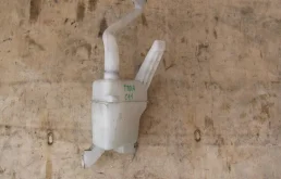 Бачок стеклоомывателя передний для Nissan Tiida 2008 года на фотографиях