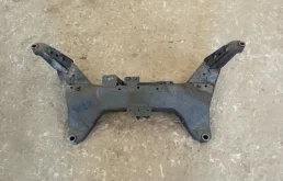 Подрамник двигателя для Nissan Almera Classic 2009 года на фотографиях