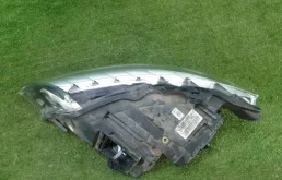 Фара правая для Audi Q7 2013 года на фотографиях