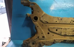 Подрамник двигателя для Mitsubishi Outlander 2016 года на фотографиях