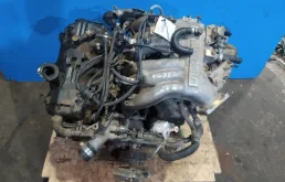 Двигатель без навесного для Nissan Pathfinder 2000 года на фотографиях