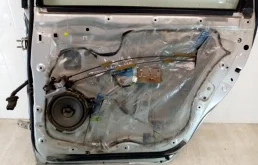 Двери для Mitsubishi Grandis 2005 года на фотографиях