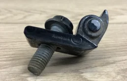 Петля двери задняя правая верхняя для Audi Q7 2023 года на фотографиях