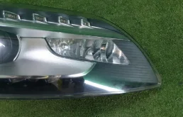 Фара правая для Audi Q7 2013 года на фотографиях