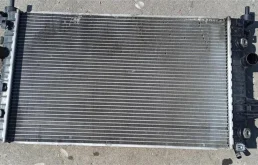 Радиатор охлаждения ДВС для Opel Astra на фотографиях
