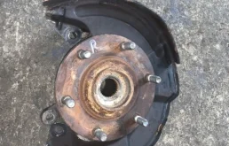 Кулак поворотный правый для Mitsubishi Pajero 2009 года на фотографиях