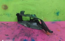 Кронштейн правой фары нижний для Audi Q7 2010 года на фотографиях