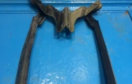 Петля капота правая для Nissan Note 2009 года на фотографиях