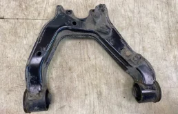 Рычаг передний правый верхний для Mitsubishi Pajero 2004 года на фотографиях